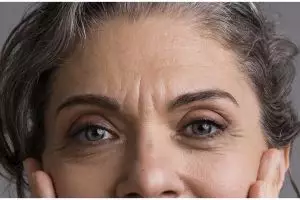 Tanpa aplikasikan semir, ini cara menutupi uban di kepala pakai masker rambut dari 1 bahan fermentasi