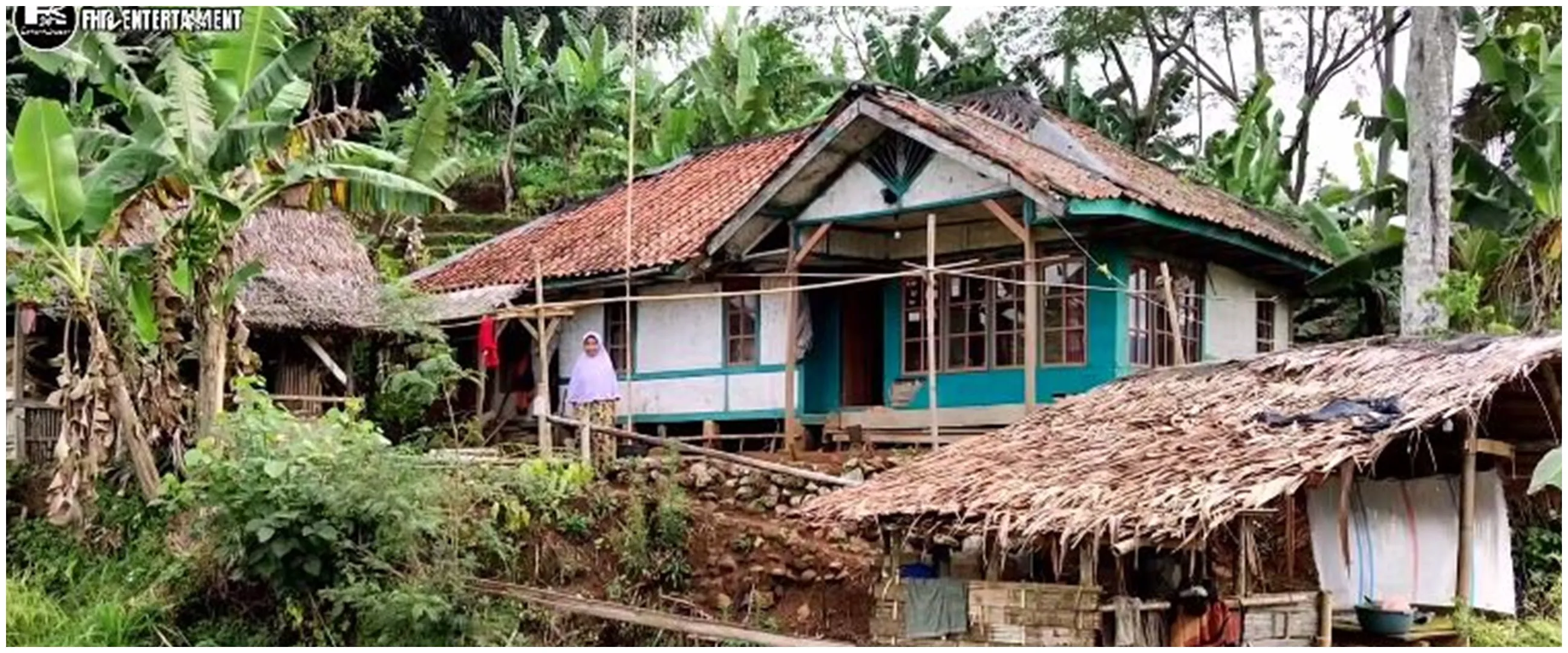 9 Potret rumah tengah sawah ini punya view seperti lukisan, biar berdinding kayu bebas julid tetangga