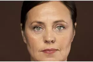 Tanpa gunakan air beras, ini cara pudarkan garis halus dan kerutan hanya pakai krim dari 1 jenis bunga