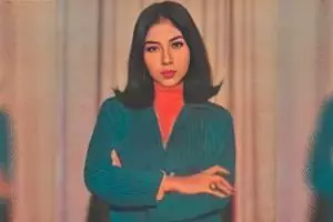 Masa muda penyanyi ini mirip Isyana Sarasvati, 11 potret transformasinya awet muda di usia 86 tahun