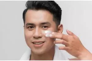 11 Produk skincare cowok untuk kulit berminyak dan kusam di bawah Rp 300 ribu, bikin wajah bebas kilap