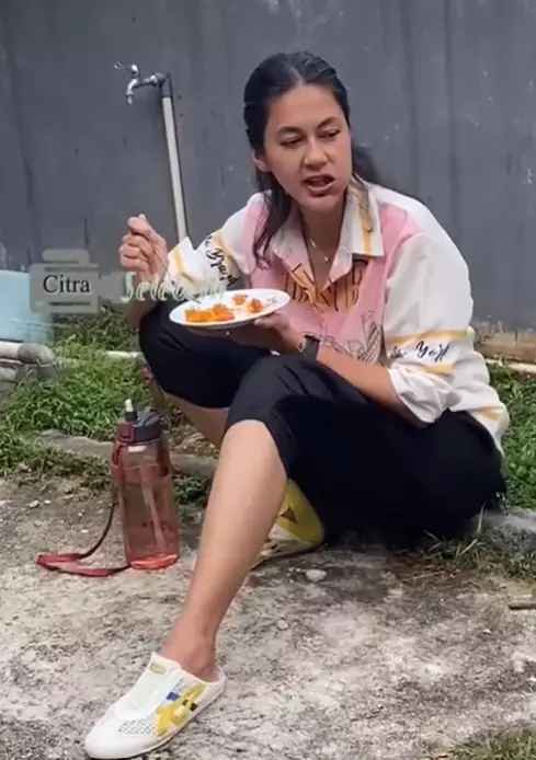 Momen Paula Verhoeven nggak malu makan dipinggir jalan © 2023 brilio.net