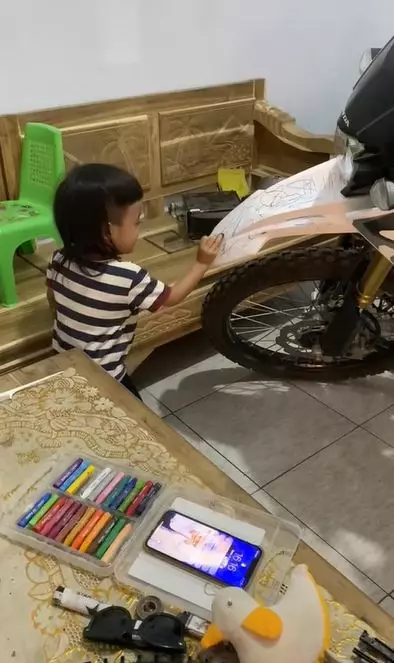 Momen ibu biarkan anak corat-coret motor ayahnya TikTok Momen ibu biarkan anak corat-coret motor ayahnya TikTok
