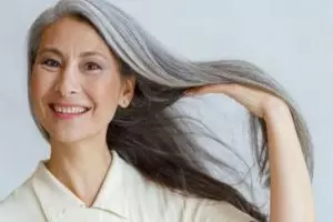 Tak cuma pakai daun kari, ini trik mengatasi rambut uban berlebih dengan tambahan 1 jenis bubuk buah