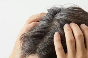 Bukan dioles vitamin, ini trik bikin hair tonic agar rambut beruban kembali hitam pakai 1 jenis daun