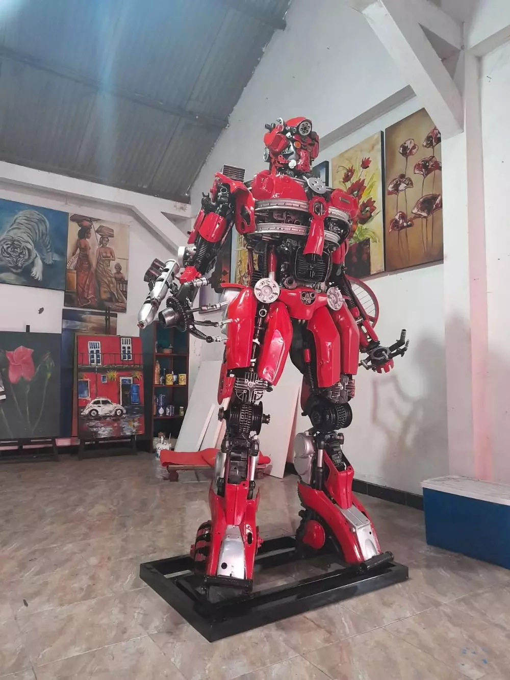 pria rangkai motor jadi robot transformers © brilio.net pria rangkai motor jadi robot transformers © brilio.net