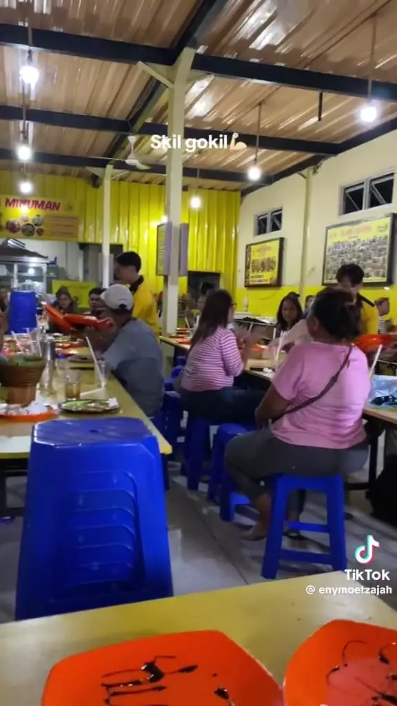 Pelayan angkut piring kotor © TikTok