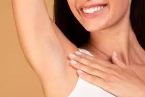 Tak perlu scrub oatmeal, begini trik atasi ketiak bau dan menghitam pakai 1 jenis buah-buahan