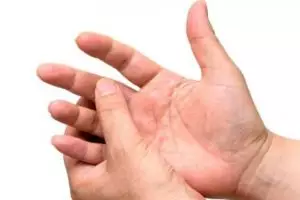 Tak pakai petroleum jelly, ini cara haluskan tangan dan tumit kasar pakai 1 jenis produk bayi