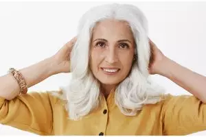 Tak aplikasikan semir, ini cara cegah rambut uban prematur pakai cat alami dari 1 jenis biji-bijian