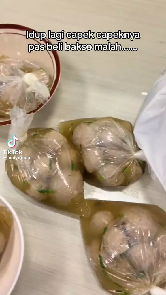 Beli bakso dapat bonus di luar dugaan © TikTok
