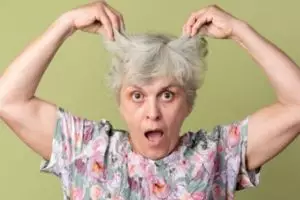 Tak cuma pakai minyak kelapa, ini cara menghambat tumbuhnya uban dengan tambahan 1 jenis daun