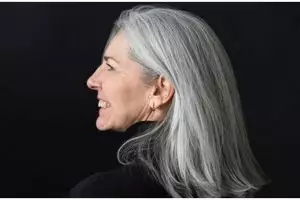 Rambut tetap hitam di usia 50-an, ini cara cegah munculnya uban pakai masker alami dari 1 buah