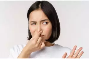 Tanpa pakai jeruk purut, ini trik hempaskan bau ketiak agar segar kembali pakai 1 daun