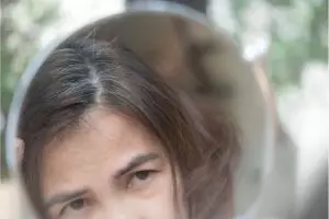 Tak cuma daun rosemary, ini cara lawan uban yang tumbuh cepat pakai 1 jenis minyak