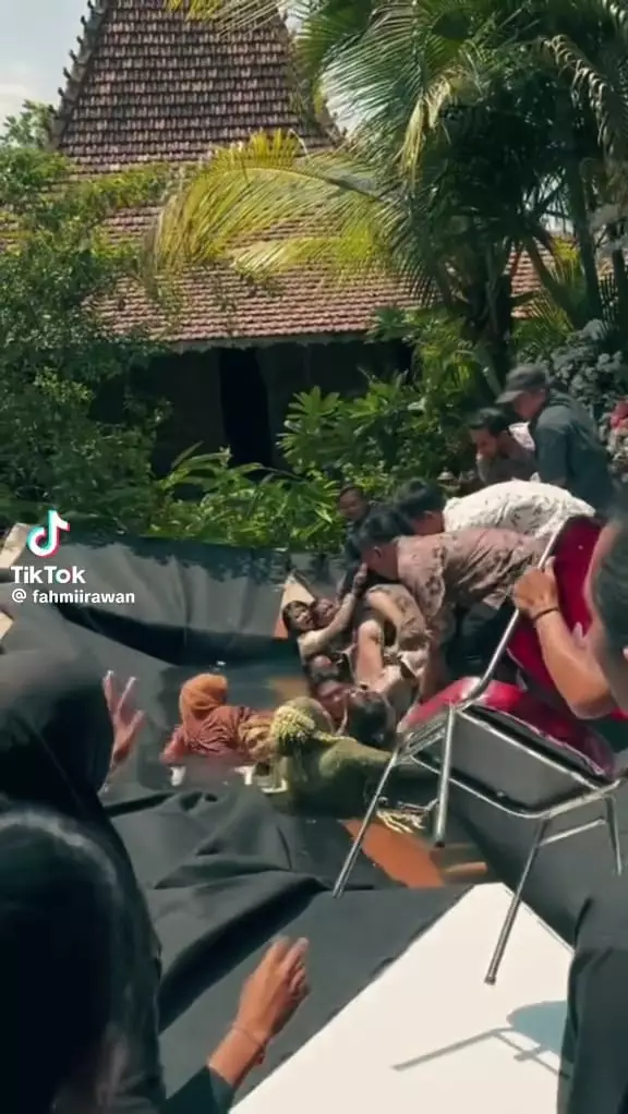 Manten nyemplung di kolam © TikTok