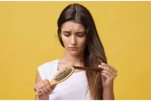 Tanpa gunakan produk penguat akar, ini trik atasi rambut rontok berlebih pakai masker dari 1 protein