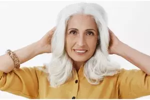 Tak aplikasikan semir, ini trik menyamarkan rambut penuh uban pakai masker alami dari 1 bubuk minuman