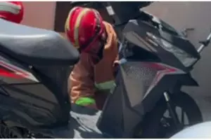 Alasan kenapa harus rajin cek motor, momen evakuasi ular dalam sepeda motor ini bikin deg-deg ser