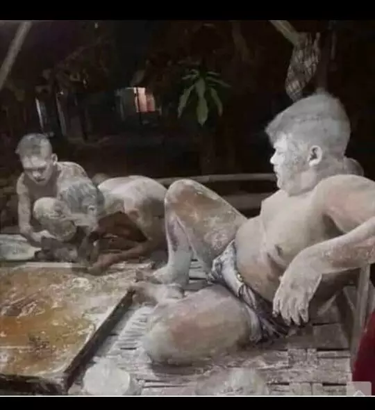 Orang gabut di rumah Berbagai sumber Orang gabut di rumah Berbagai sumber