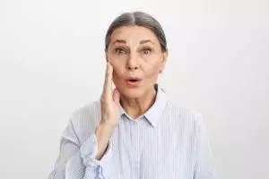 Bukan pakai pil kolagen, ini trik kurangi kerutan di wajah kering akibat penuaan pakai 1 kulit buah