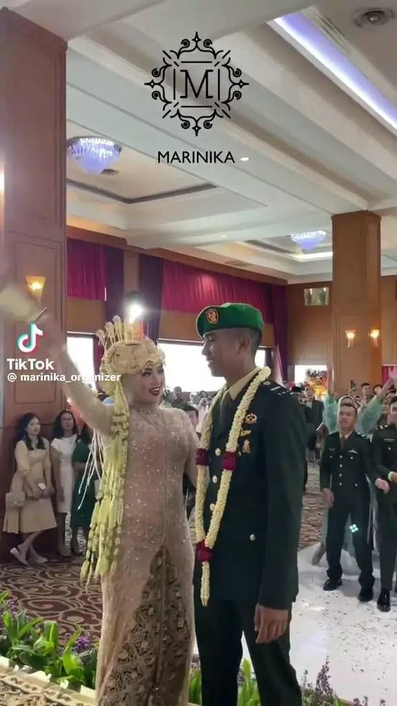 Adik dapat lempar bunga © TikTok