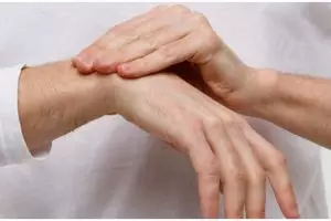 Tanpa air beras, ini cara cerahkan kulit tangan kusam dan berkeriput pakai pelembap dari 1 lalapan