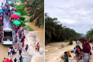 Alih-alih sibuk evakuasi, momen banjir di Riau ini malah jadi tempat wisata warga sekitar