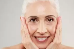 Tampak muda di usia 50 tahun, ini cara kencangkan wajah kendur dan pori besar pakai 2 jenis buah