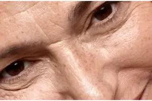 Tanpa gunakan masker, ini trik hilangkan flek hitam akibat penuaan pakai krim dari 1 bunga