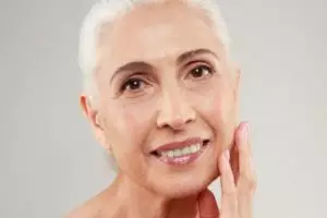 Tanpa suntik botoks, ini trik atasi wajah keriput agar awet muda pakai masker dari 1 jenis daun