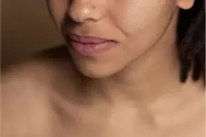 Tak perlu buah bit, ini trik agar bibir retak menghitam jadi pink kenyal pakai 1 jenis bunga