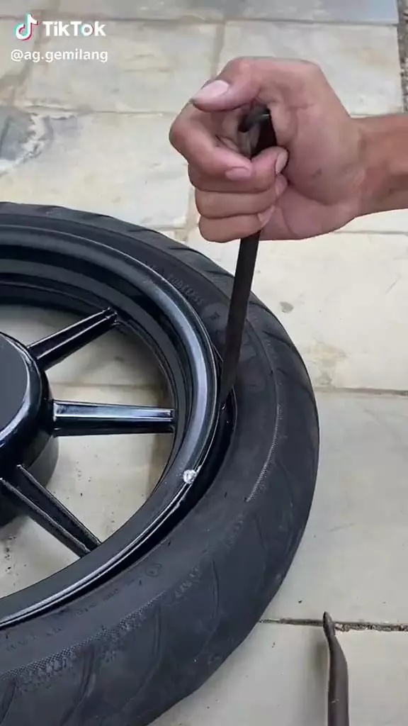 Cara kasar lepas ban © TikTok Cara kasar lepas ban © TikTok