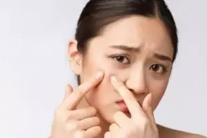 Bikin glowing dan pori wajah mengecil, ini cara bikin masker penghilang komedo pakai 1 jenis buah