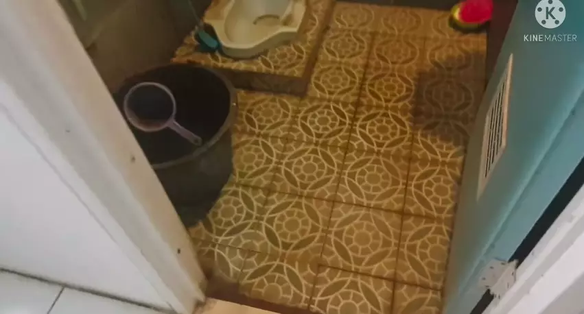 cara bersihkan lantai kamar mandi 2 bahan dapur © 2023 brilio.net