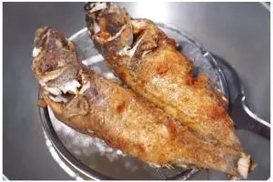 Bukan pakai jahe, trik menggoreng ikan agar minyak bekasnya bersih & tak meletup pakai 1 bahan dapur