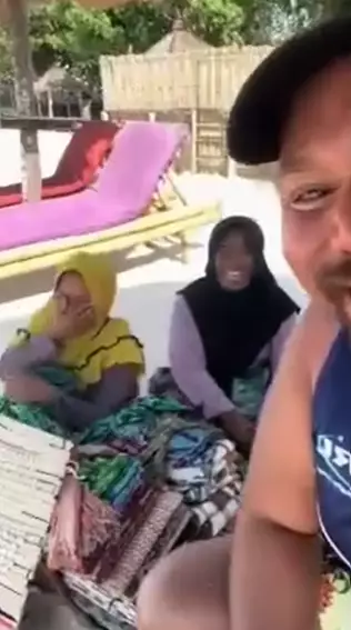 Viral Turis nolak penjual sarung pakai bahasa berbeda malah disautin balik © 2023 brilio.net