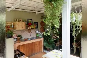 9 Potret dapur mungil outdoor di teras ini bikin masak sekaligus healing, stress auto minggat