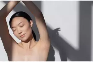 Tak perlu krim pemutih, ini cara mencerahkan ketiak menghitam agar glowing pakai 1 bahan fermentasi