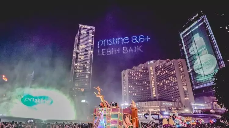 Pristine8.6+ rayakan tahun baru bersama puluhan ribu orang di Bundaran HI dengan berbagi kebaikan