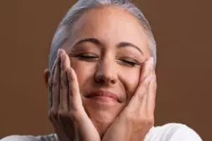 Wajah cerah dan antikeriput di usia 50 tahun, ini trik atasi kulit kendur pakai 1 jenis olahan susu