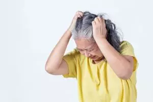 Tanpa hair serum, ini trik jitu hitamkan rambut beruban secara natural pakai 1 jenis minuman