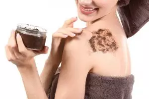 11 Rekomendasi body scrub untuk memutihkan kulit di bawah Rp 200 ribu, badan jadi cerah dan halus