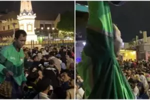 Momen driver ojek online antarkan pesanan makanan di tengah kerumunan orang ini bikin nyesek 