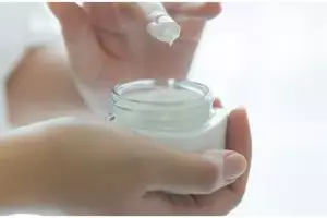 9 Rekomendasi pelembap retinol skincare harga di bawah Rp 150 ribu ini bikin wajah makin cerah