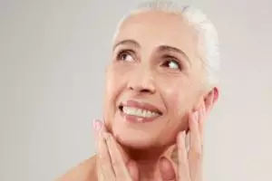 Tampak awet muda di usia 50 tahun, ini trik atasi wajah kendur dan penuh flek pakai 1 jenis buah