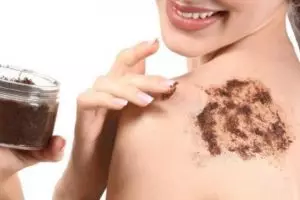 11 Rekomendasi skincare memutihkan badan merek lokal di bawah Rp 100 ribu, kulit antibelang dan kusam