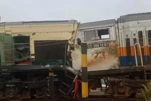 KA Turangga tabrakan dengan Commuter Line Bandung Raya, gerbong rusak parah hingga keluar jalur