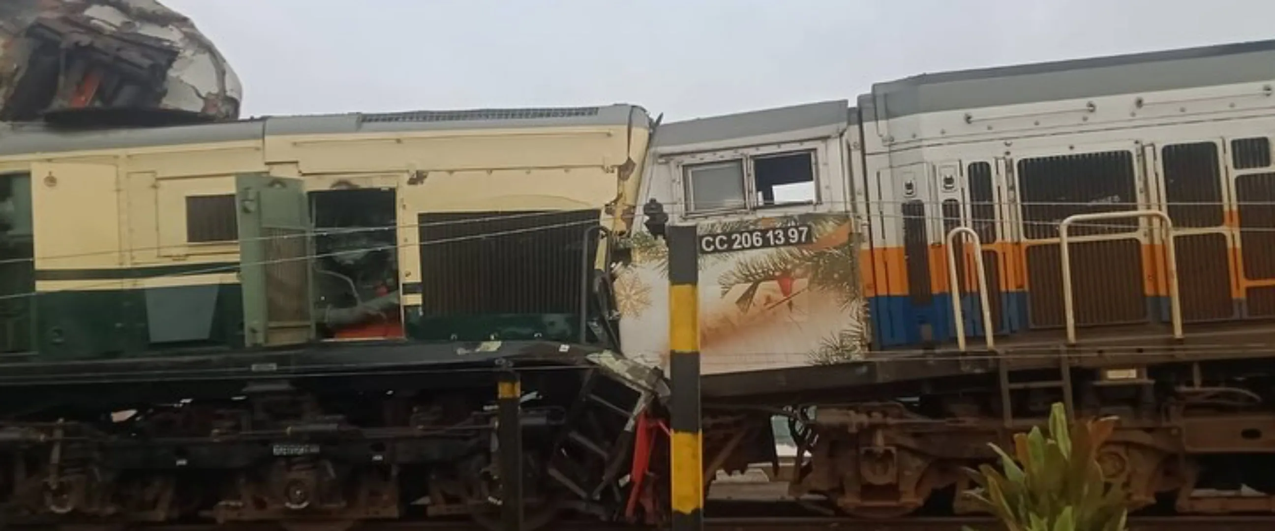 KA Turangga tabrakan dengan Commuter Line Bandung Raya, gerbong rusak parah hingga keluar jalur