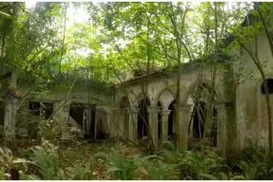 9 Potret rumah artis senior ini terbengkalai 30 tahun, jadi kuburan korban banjir bandang